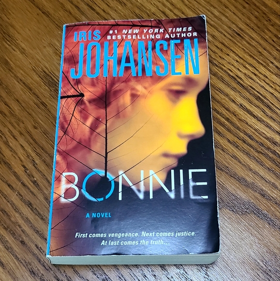 Iris Johansen Book Series, Trilogy (Eve, Quinn & Bonnie) - Picture 5 of 5